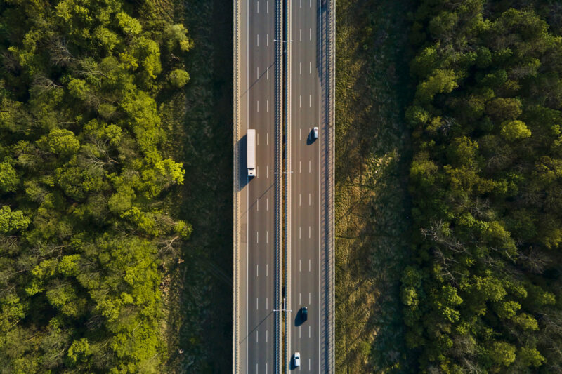 Autobahn im Wald aus der Vogelperspektive